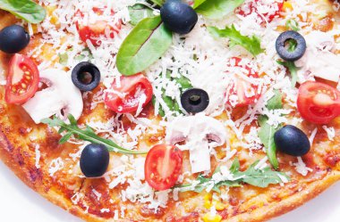 beyaz zemin üzerinde pizza.