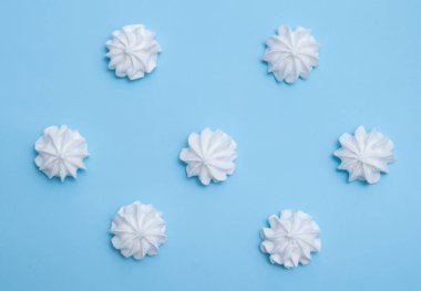 Meringues açık pastel renkli üzerinde
