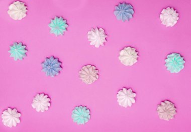 Meringues açık pastel renkli üzerinde