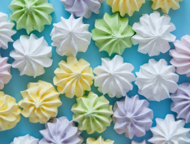 Açık mavi renkli üzerinde meringues.