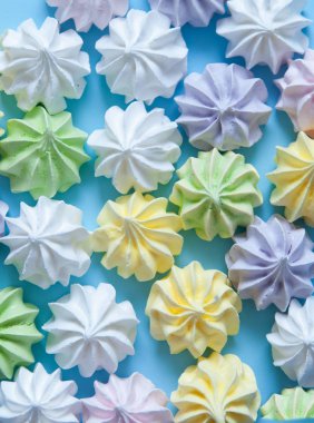 Meringues açık pastel renkli üzerinde