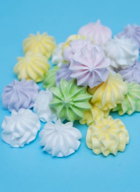Açık mavi renkli üzerinde meringues.