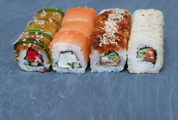 Sushi Sobre Piedra Fondo Oscuro —  Fotos de Stock