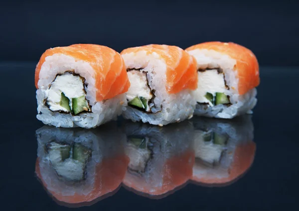 Sushi Sobre Piedra Fondo Oscuro — Foto de Stock