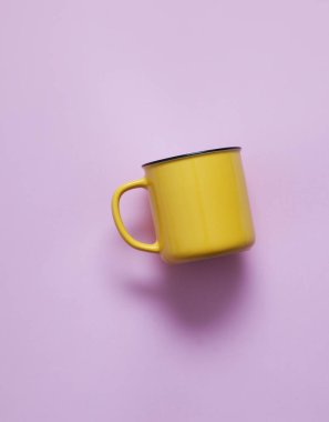 Pastel arka plan üzerinde boş sarı Kupası.