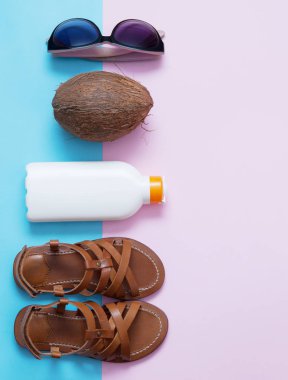 Ayakkabı, Hindistan cevizi, krem, güneş gözlüğü renkli arka plan üzerinde 