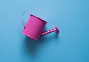 Sulama olabilir pembe bir arka plan üzerinde