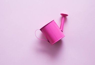 Sulama olabilir pembe bir arka plan üzerinde