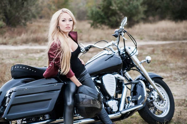 Hermosa Mujer Motorista Con Una Motocicleta Aire Libre —  Fotos de Stock