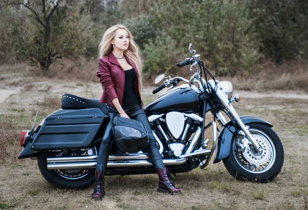 バイクで屋外の若い美しい女性 — ストック写真