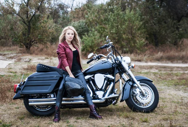 Mulher Bonita Motociclista Com Uma Motocicleta Livre — Fotografia de Stock