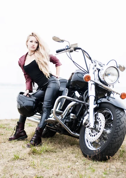 Jeune Belle Femme Plein Air Avec Une Moto — Photo