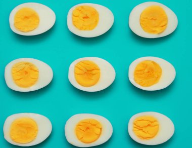 Knolling. Renkli arka plan üzerinde haşlanmış yumurta.