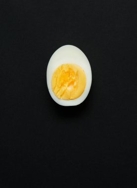Haşlanmış yumurta yeşil zemin üzerine ikiye böldüm.