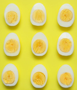 Haşlanmış yumurta açık renkli olarak ikiye böldüm.