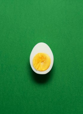 haşlanmış yumurta yarıya.