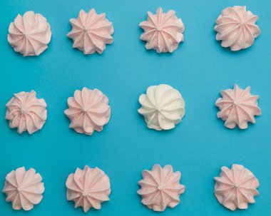 Meringues ışık arka plan üzerinde.