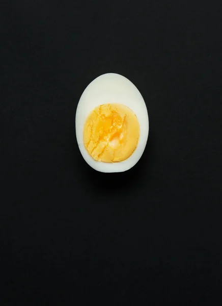 Вареное Яйцо Разрезано Пополам Зеленом Фоне — стоковое фото