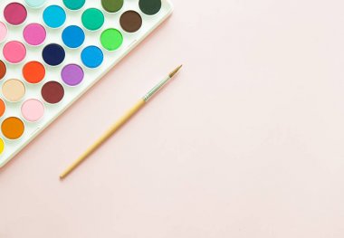 Suluboya pastel renk arka plan ayarla. 