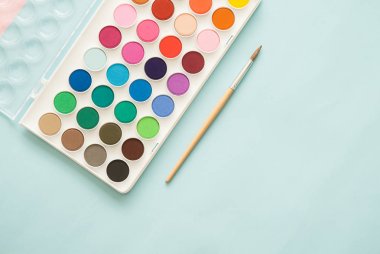 Suluboya pastel renk arka plan ayarla. 