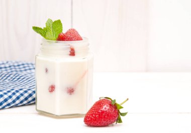 Bisküvi ve beyazi ahşap zemin üzerine çilek kremalı. 