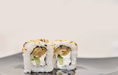 Taş zemin üzerine Japon rulo.