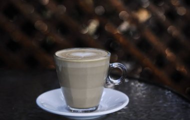 Cam masada bir fincan latte. Latte Sanat. 