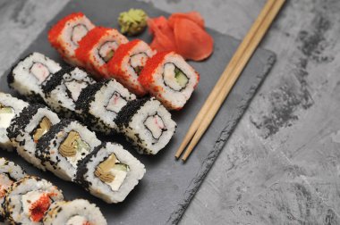 Taş zemin üzerine Japon rulo.