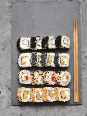 Taş zemin üzerine Japon rulo.