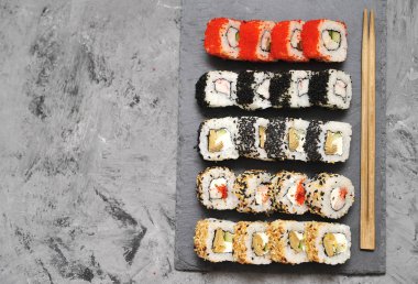 Taş zemin üzerine Japon rulo.