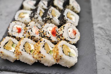 Taş zemin üzerine Japon rulo.