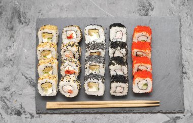 Taş zemin üzerine Japon rulo.