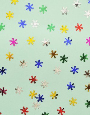 Renkli arkaplanda parıltılar.