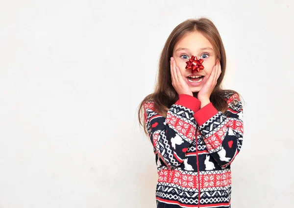 Menina Bonito Pijama Com Arco Fundo Branco — Fotografia de Stock