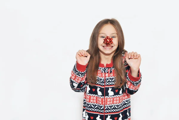 Menina Bonito Pijama Com Arco Fundo Branco — Fotografia de Stock