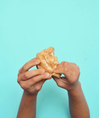 Arka planda sümük olan çocuk elleri.