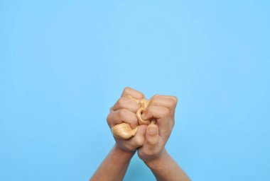 Arka planda sümük olan çocuk elleri.