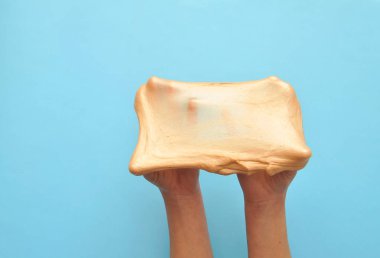 Arka planda sümük olan çocuk elleri.