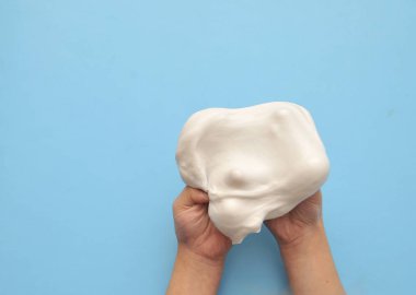 Arka planda sümük olan çocuk elleri.