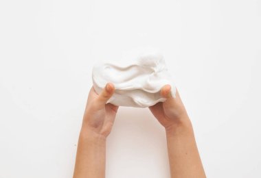 Arka planda sümük olan çocuk elleri.