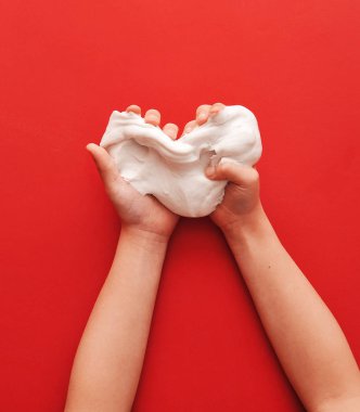 Arka planda sümük olan çocuk elleri.