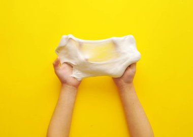 Arka planda sümük olan çocuk elleri.