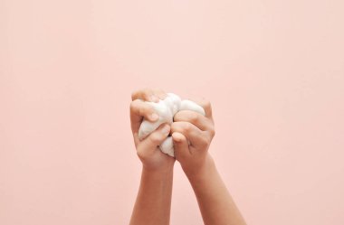 Renkli arka planda sümüklü çocuk elleri.