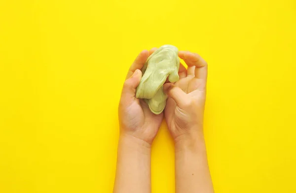 Mãos Criança Com Lodo Fundo — Fotografia de Stock