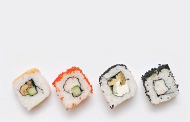  Japonlar beyaz arkaplanda yuvarlanıyor.