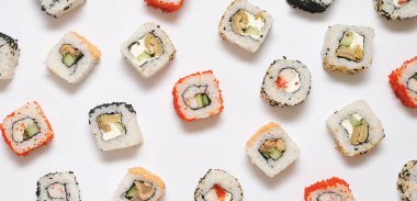  Japonlar beyaz arkaplanda yuvarlanıyor.