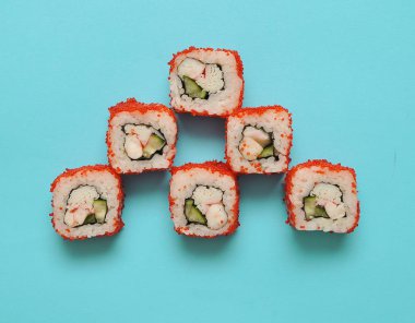 Japon dürümleri mavi arkaplanda.