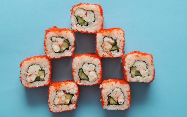 Japon dürümleri mavi arkaplanda.