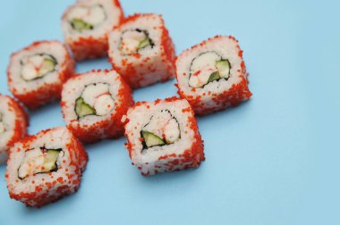 Japon dürümleri mavi arkaplanda.