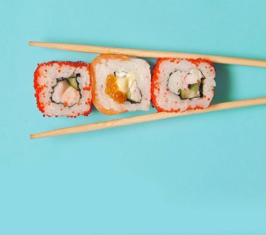 Japon dürümleri mavi arkaplanda.